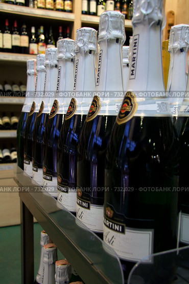 Бутылки martini asti выставленные в магазине (2006 год). Редакционное фото, фотограф Светлана Архи / Фотобанк Лори