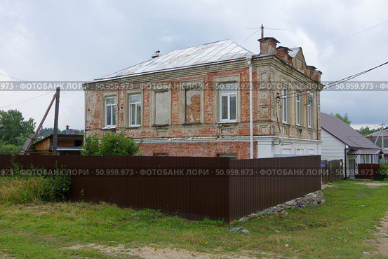 Бывшая церковно-приходская школа / жилой дом. Свердловская область, посёлок Черноисточинск, улица Юбилейная, 8. Редакционное фото, фотограф Алексей Иванов / Фотобанк Лори
