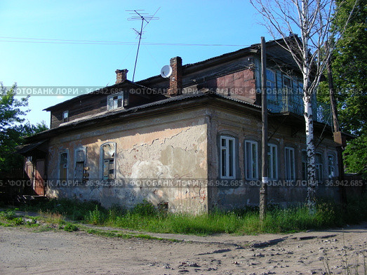 Бывший дом местного кожзаводчика В. М. Крюкова. Одноэтажный каменный дом с деревянным мезонином. Набережная Фадеева, 9. Город Кимры. Тверская область (2011 год). Стоковое фото, фотограф lana1501 / Фотобанк Лори