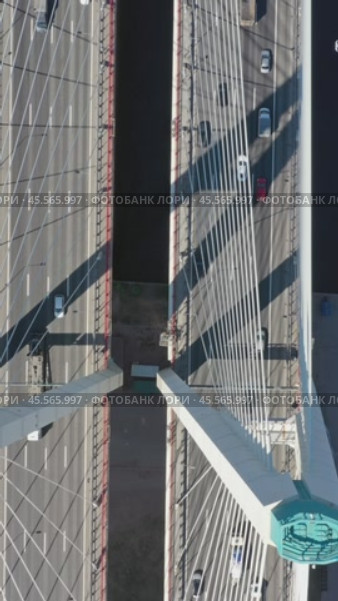 Cable-stayed bridge with cars. Стоковое видео, видеограф Михаил Коханчиков / Фотобанк Лори