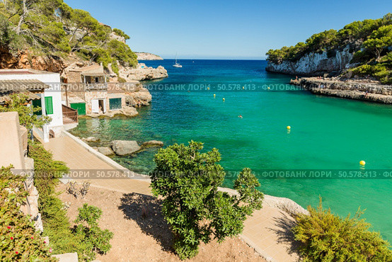 Cala Llombards. Beautiful beach that is sheltered on either side by cliffs. Mallorca island, Spain. Стоковое фото, агентство Ingram Publishing / Фотобанк Лори