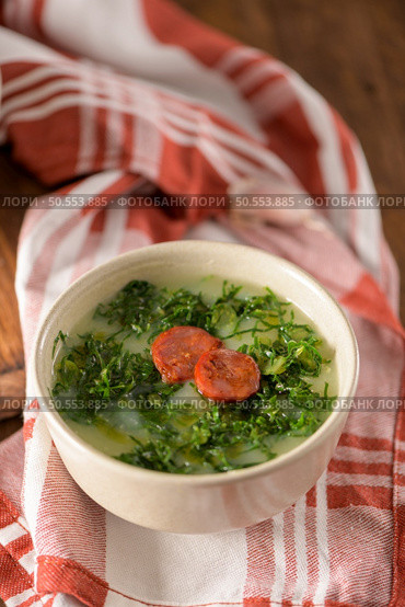 Caldo verde popular soup in Portuguese cuisine. traditional ingredients for caldo verde are potatoes, collard greens , olive oil and salt. Additionally garlic or onion may be added. Стоковое фото, агентство Ingram Publishing / Фотобанк Лори