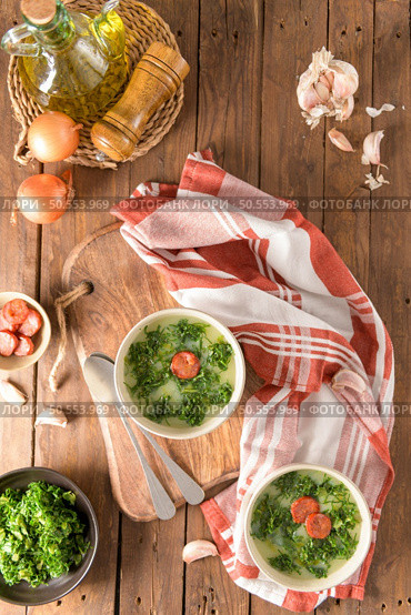 Caldo verde popular soup in Portuguese cuisine. traditional ingredients for caldo verde are potatoes, collard greens , olive oil and salt. Additionally garlic or onion may be added. Стоковое фото, агентство Ingram Publishing / Фотобанк Лори