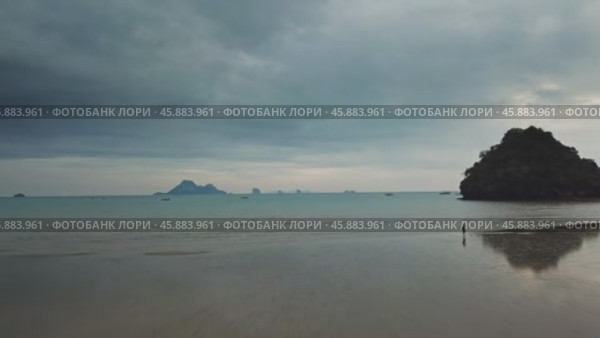 Calm shallow beach with reflections in Thailand. Стоковое видео, видеограф Михаил Коханчиков / Фотобанк Лори