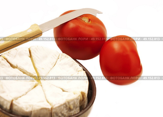 camembert cheese with tomatos and knife on white . Стоковое фото, агентство Ingram Publishing / Фотобанк Лори