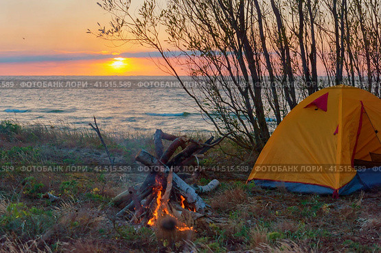 Camping by the sea, tourist tent at sunset. Стоковое фото, фотограф Zima Nadezhda / Фотобанк Лори