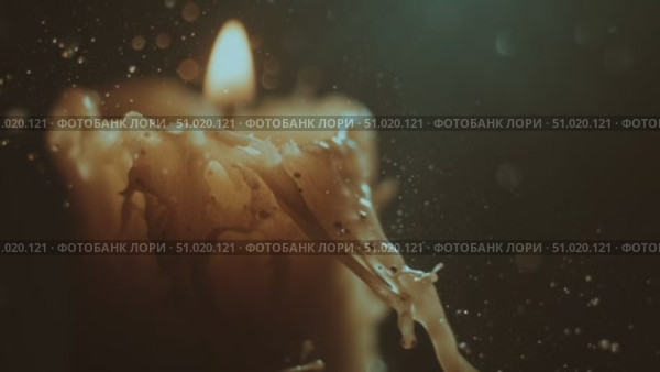 Candle flame flickers while wax drips in a dark atmosphere creating a calming ambiance. Стоковое AI-видео, аниматор Сергей Толмачёв / Фотобанк Лори