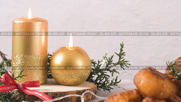 Candles of different colors with Christmas decoration. Стоковое фото, агентство Ingram Publishing / Фотобанк Лори