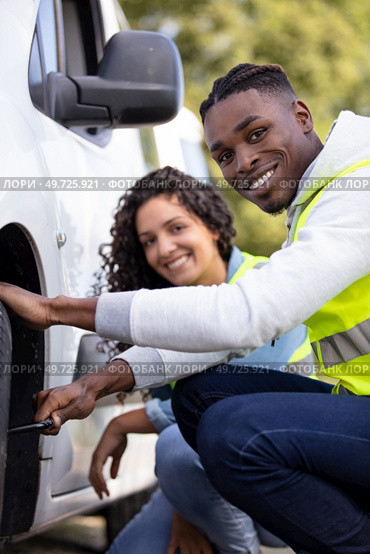 car breakdown taken happily by couple. Стоковое фото, агентство Ingram Publishing / Фотобанк Лори