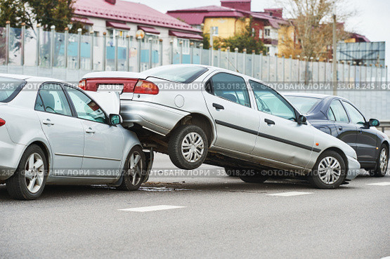 car crash accident on street. damaged automobiles. Стоковое фото, фотограф Дмитрий Калиновский / Фотобанк Лори
