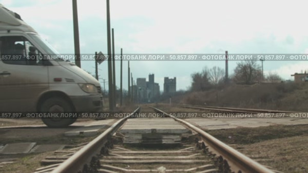 Car Driving Over a Rural Railway Crossing. Стоковое видео, видеограф Поскребышев Михаил / Фотобанк Лори