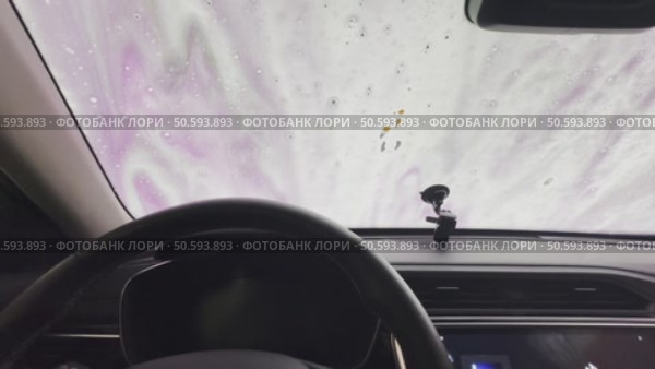 Car on automatic car wash robot washer. Стоковое видео, видеограф Igor Skripachev / Фотобанк Лори