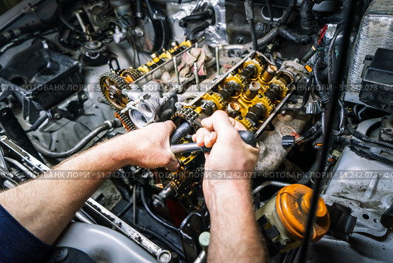 Car repair: overhaul of the V6 engine with detailed pulleys and parts. Стоковое фото, фотограф Енваев Андрей / Фотобанк Лори