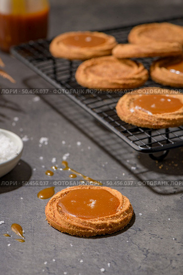 Caramel cookies flowing out of the oven, in the kitchen after baking. Стоковое фото, агентство Ingram Publishing / Фотобанк Лори