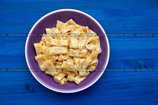 Carbonara italian pasta with bacon and cream on blue table. Стоковое фото, агентство Ingram Publishing / Фотобанк Лори