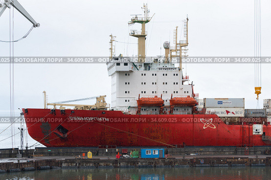 Cargo container ship nuclear-powered icebreaker Sevmorput Russian Corporation FSUE Atomflot . Container terminal commercial seaport (2019 год). Редакционное фото, фотограф А. А. Пирагис / Фотобанк Лори