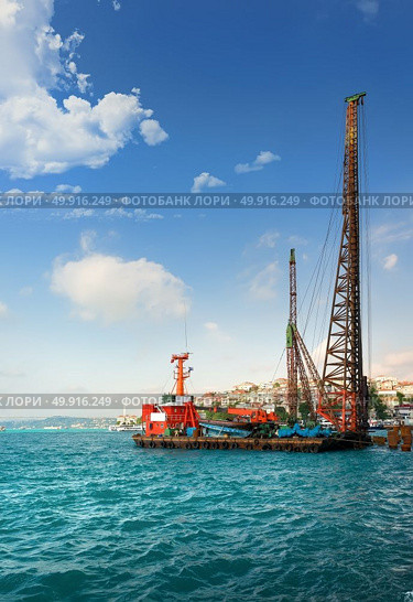 Cargo ship at the harbour of Bosphorus in Istanbul, Turkey. Стоковое фото, агентство Ingram Publishing / Фотобанк Лори