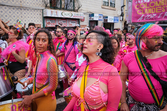 Carnival parade in streets of Lisbon by artistic collective Clandestine Colombina (2024 год). Редакционное фото, фотограф Дмитрий Рухленко / Фотобанк Лори