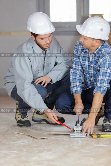 carpenter and apprentice use electric sander. Стоковое фото, агентство Ingram Publishing / Фотобанк Лори
