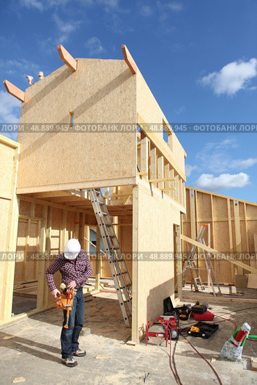 carpenter at work outdoors. Стоковое фото, агентство Ingram Publishing / Фотобанк Лори