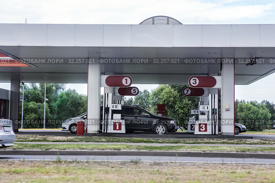 Cars are refueled with gasoline. Стоковое фото, фотограф Юрий Бизгаймер / Фотобанк Лори