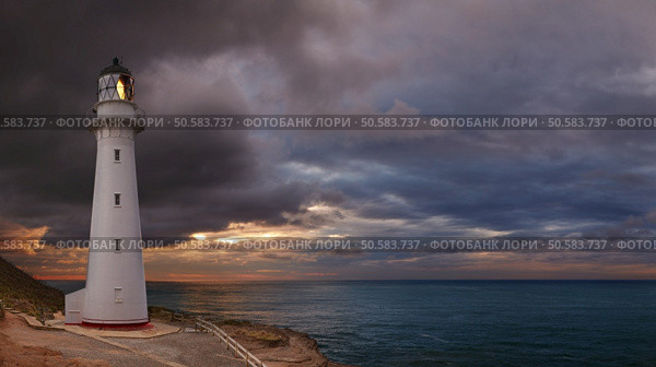 Castle Point Lighthouse, sunrise, Wairarapa New Zealand. Стоковое фото, агентство Ingram Publishing / Фотобанк Лори