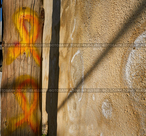 Catalonia yellow ribbon tie sign asking for freedom to politic prisioners. Стоковое фото, агентство Ingram Publishing / Фотобанк Лори