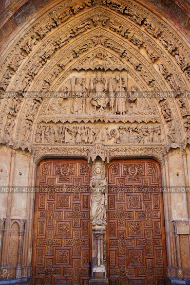 Cathedral of Leon door gothic arch in Castilla at Spain. Стоковое фото, агентство Ingram Publishing / Фотобанк Лори