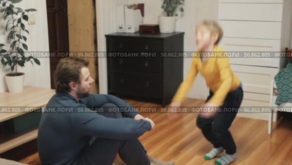 Caucasian bearded strong father with one child boy doing push ups on floor in living room. Family fitness gym at home. Sporty dad and son piggy back having fun exercise. Funny sport with kid. 4k video. Стоковое видео, видеограф Марина Демидюк / Фотобанк Лори