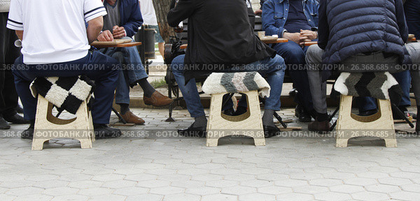 Caucasian men play backgammon. Стоковое фото, фотограф Irina Kuchugurina/Gaudy / Фотобанк Лори