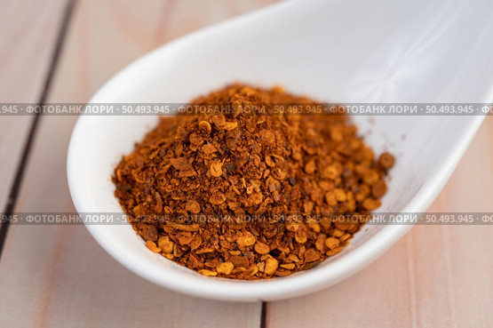 Cayenne pepper in a cup on the wooden floor. Стоковое фото, агентство Ingram Publishing / Фотобанк Лори