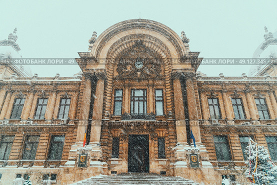 CEC Bank During Winter Snow Storm In Downtown Bucharest. Стоковое фото, агентство Ingram Publishing / Фотобанк Лори