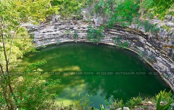Cenote Sagrado sacred sinkhole in Chichen Itza at Yucatan Mexico. Стоковое фото, агентство Ingram Publishing / Фотобанк Лори