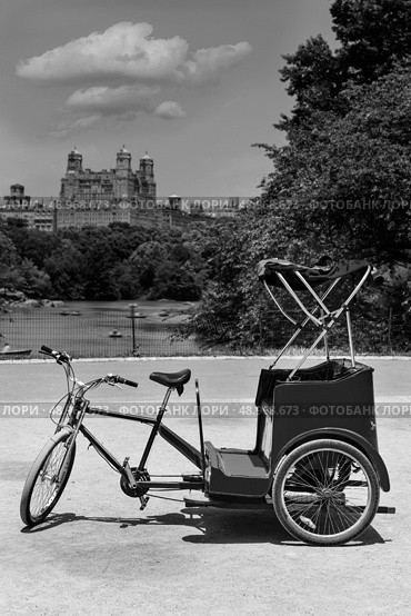 Central Park Manhattan The Lake rickshaw bike New York US. Стоковое фото, агентство Ingram Publishing / Фотобанк Лори