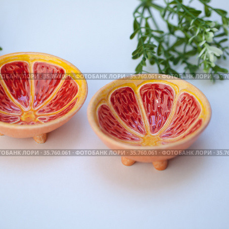 Ceramic cup in the form of half a grapefruit (2021 год). Редакционное фото, фотограф Эльвира Рахманова / Фотобанк Лори