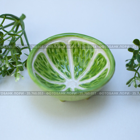 Ceramic cup in the form of half a lime (2021 год). Редакционное фото, фотограф Эльвира Рахманова / Фотобанк Лори