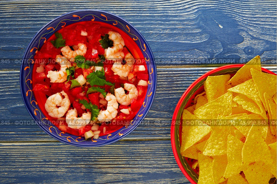 Ceviche de Camaron shrimp and mexican nachos plate on blue wood table. Стоковое фото, агентство Ingram Publishing / Фотобанк Лори