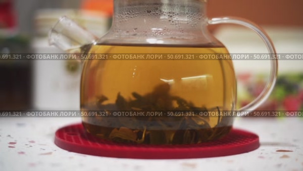 Чаинки плавают в чайнике. Стоковое видео, видеограф Сергей Мартынов / Фотобанк Лори