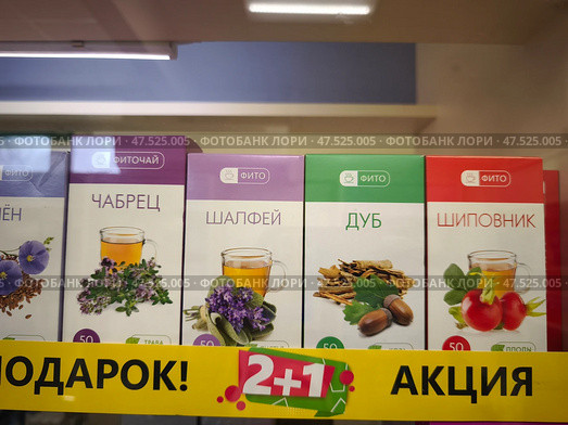 Чайные травяные сборы на полке аптеки. Редакционное фото, фотограф Мария Сергеева / Фотобанк Лори