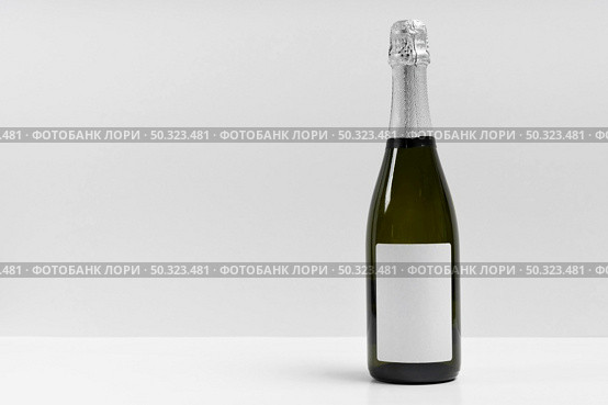 champagne bottle with white background. Стоковое фото, агентство Ingram Publishing / Фотобанк Лори