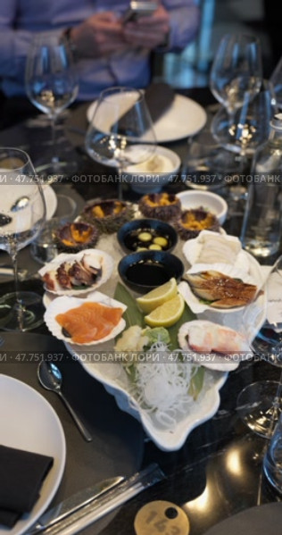 Champagne tasting, Wine glasses are on the table, stylish table setting, wine is poured from a bottle and decanter, sparkling wine bubbles, snacks, people smell the aroma and taste the wine. Стоковое видео, видеограф Vladimir Drozdin / Фотобанк Лори