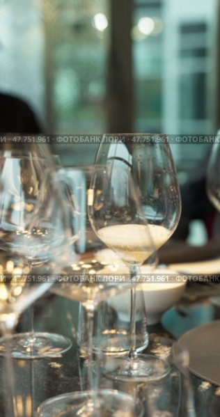 Champagne tasting, Wine glasses are on the table, stylish table setting, wine is poured from a bottle and decanter, sparkling wine bubbles, snacks, people smell the aroma and taste the wine. Стоковое видео, видеограф Vladimir Drozdin / Фотобанк Лори