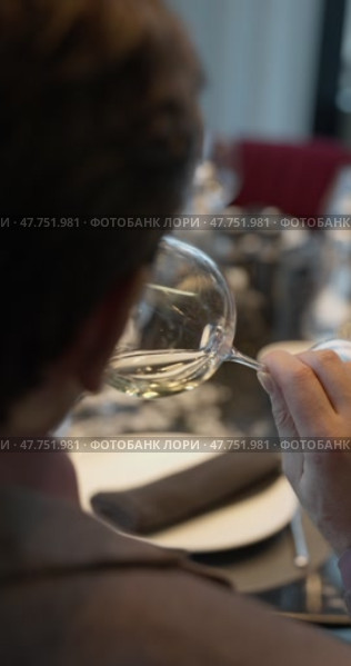 Champagne tasting, Wine glasses are on the table, stylish table setting, wine is poured from a bottle and decanter, sparkling wine bubbles, snacks, people smell the aroma and taste the wine. Стоковое видео, видеограф Vladimir Drozdin / Фотобанк Лори