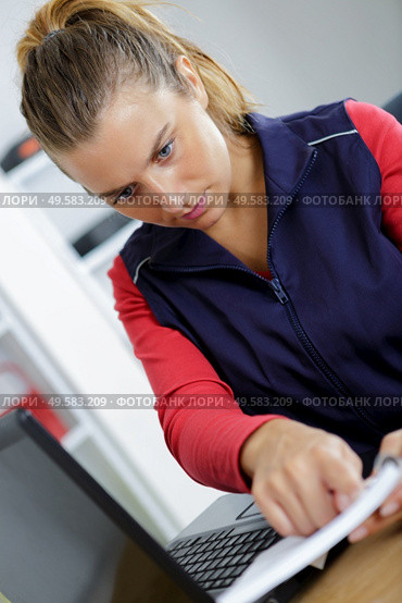 charismatic technician taking notes in the workshop. Стоковое фото, агентство Ingram Publishing / Фотобанк Лори