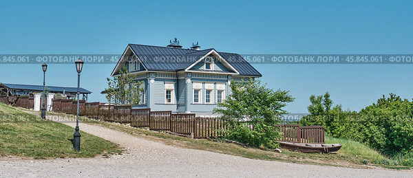 Charming countryside wooden residential house with fenced yard, Sviyazhsk, Russia (2024 год). Редакционное фото, фотограф Ирина Кононова / Фотобанк Лори