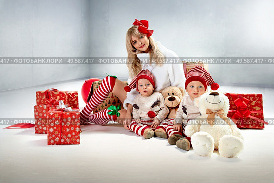 Charming, young mother posing with her twin sons. Стоковое фото, агентство Ingram Publishing / Фотобанк Лори