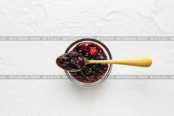 Чаша и ложка вкусного брусничного варенья на белом фоне. Стоковое фото, фотограф Pixel_shot / Фотобанк Лори