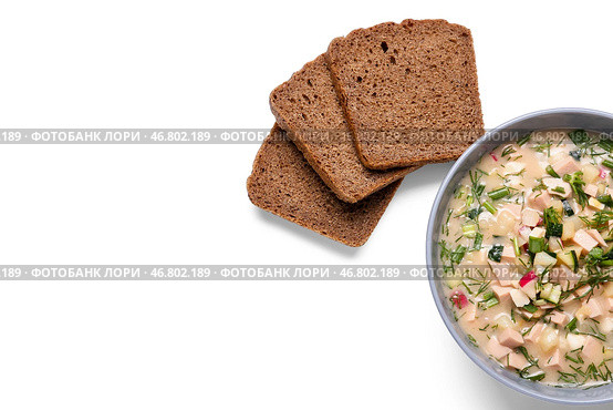 Чаша с вкусной окрошкой и хлебом на белом фоне. Стоковое фото, фотограф Pixel_shot / Фотобанк Лори
