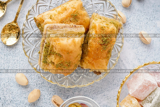 Чаша с вкусной пахлавой на светлом фоне, крупным планом. Стоковое фото, фотограф Pixel_shot / Фотобанк Лори