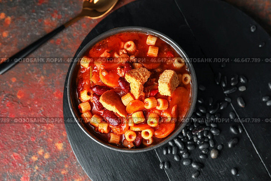Чаша с вкусной пастой и фасолью на цветном фоне. Стоковое фото, фотограф Pixel_shot / Фотобанк Лори